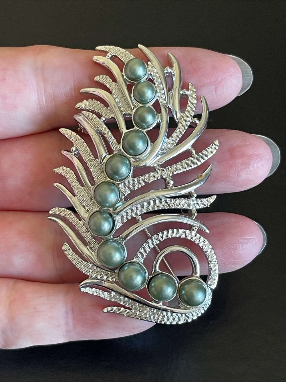 Vintage Sarah Coventry Silver-Tone Feather faux gray Pearl Brooch.